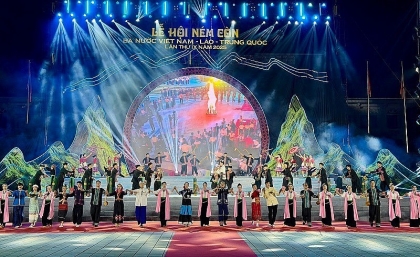 越老中边疆情谊在奠边省抛绣球节中交融升华