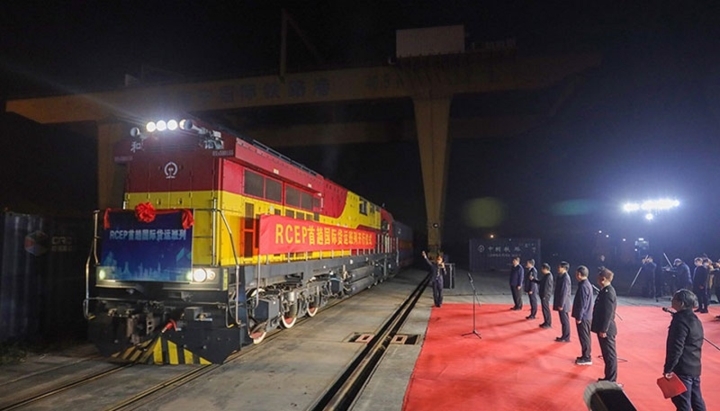 《区域全面经济伙伴关系协定》生效后中国开往越南的首列货运列车。