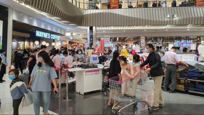 胡志明市各大超市和购物中心挤满了购物者