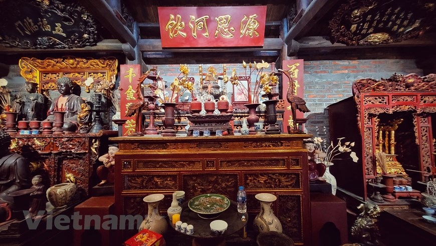 在这个老房子里，最特别是还保留着越南已故作家金麟夫妇的供桌。