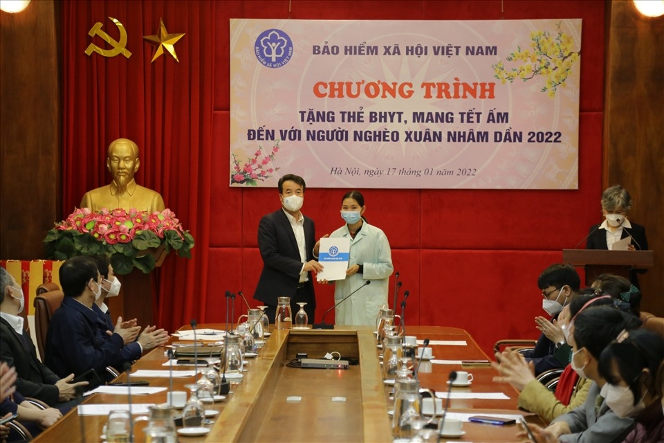 越南社会保险在全国63个省市实施了“向贫困者赠送社会保险簿、医疗保险卡、赠送礼物——给贫困者带来温馨之春”计划。