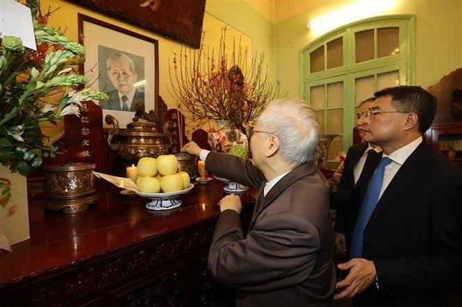 越共中央总书记来到已故越共中央总书记黎笋的私宅上香缅怀。