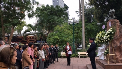 河内市越南与古巴友好协会同古巴驻越南大使馆在河内市骚坛花园里何塞·马蒂塑像前举行献花仪式