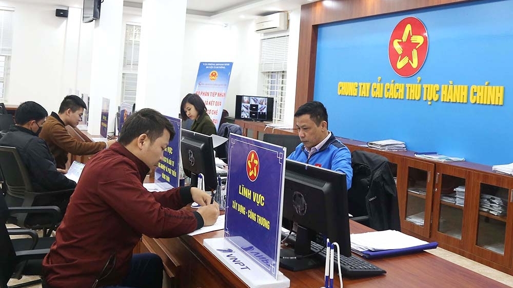 以行政现代化为重点加快行政改革
