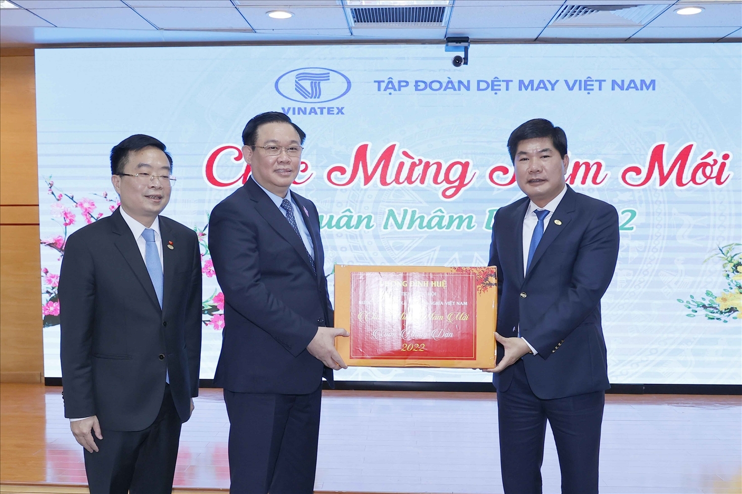 越南国会主席王庭惠：越南纺织服装集团要“织就新的成功和奇迹”。