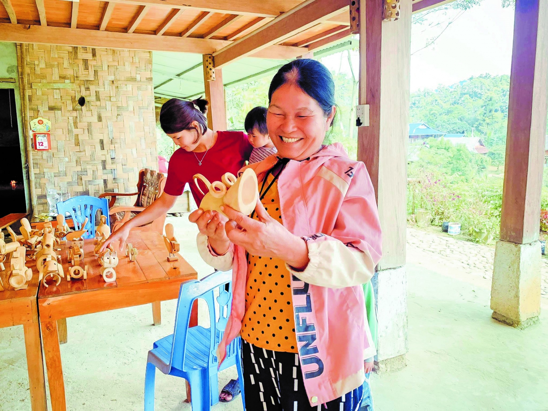 越南山罗省那拜村、父母村的社区旅游在竹制手工课上。