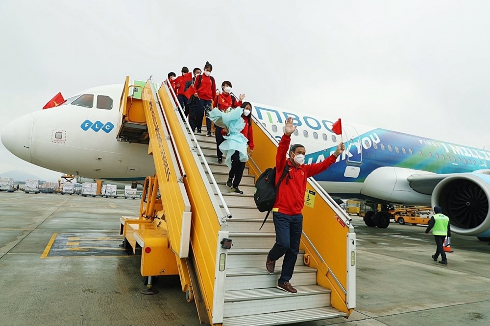 接越南国家女子足球队“黄金女子”回国的特别航空专机。