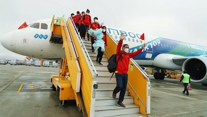 接越南国家女子足球队“黄金女子”回国的特别航空专机