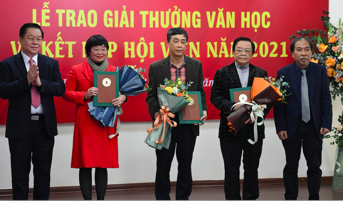 越南作家协会14日举行2021年文学奖颁奖仪式暨新会员入会仪式。