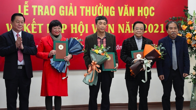 越南作家协会14日举行2021年文学奖颁奖仪式暨新会员入会仪式