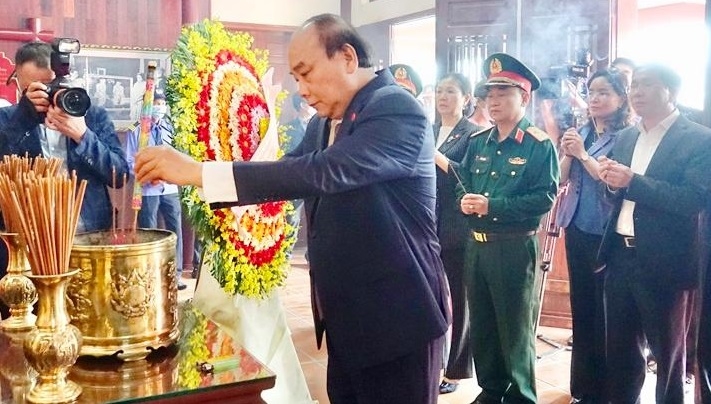国家主席阮春福前往范文同总理纪念区上香。