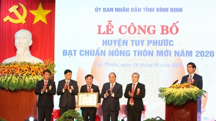 越南国家主席阮春福出席平定省绥福县达到新农村建设标准公布仪式
