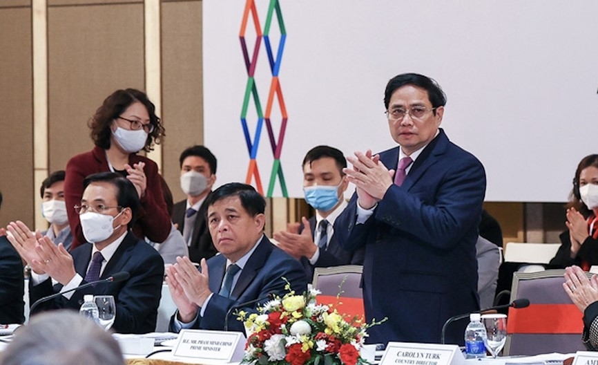 越南政府总理范明政出席在河内举行的题为“在新常态下恢复和发展供应链”的企业论坛并发表重要讲话。