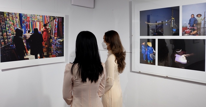 在越南岘港举行的《妇女画像》画展。