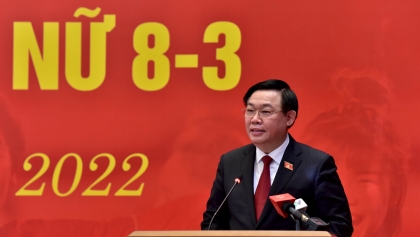 越南国会主席会见越南女子足球队