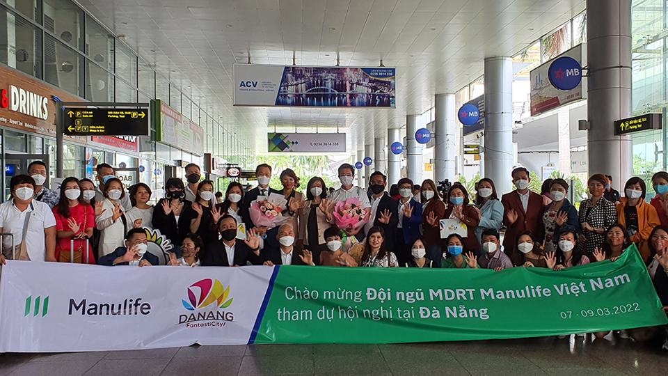 岘港市迎接由720人组成的会奖旅游团。