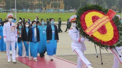 第十三次全国妇女代表大会筹备会议开幕:第十三次全国妇女代表大会代表入陵瞻仰胡志明主席遗容
