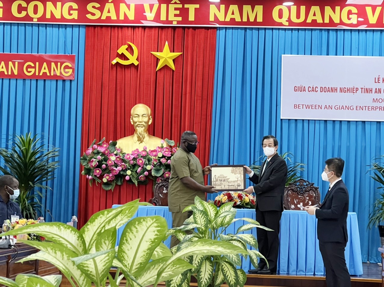 安江省委书记向朱利叶斯·马达比奥总统赠送纪念品。