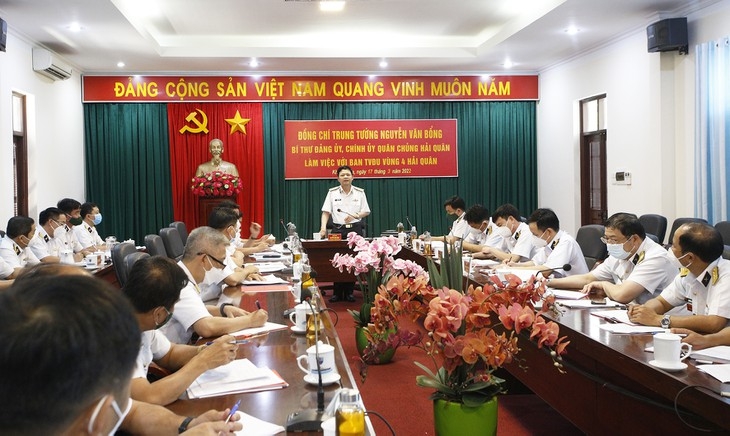 越南海军部队政委阮文棒中将在海军第四区司令部走访调研。