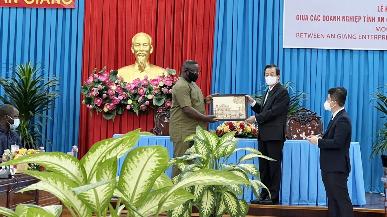 塞拉利昂共和国总统访问越南安江省