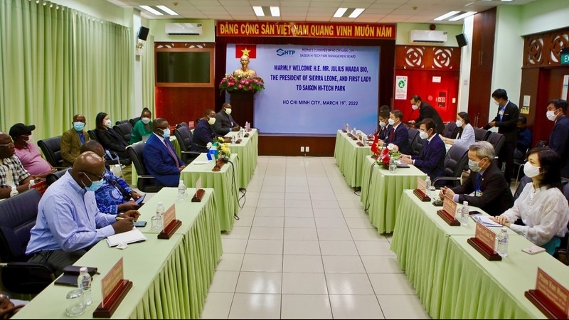 塞拉利昂共和国总统访问了胡志明市高科技园区
