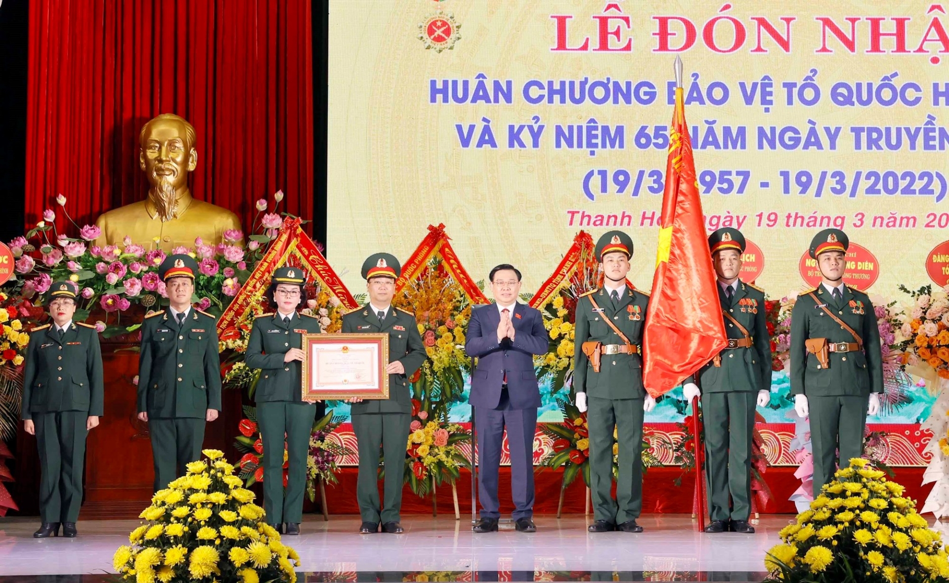 越南国会主席王廷惠出席Z111工厂传统日65周年纪念典礼。