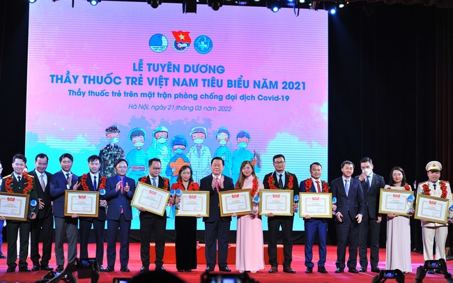 表彰10位越南杰出青年医生。