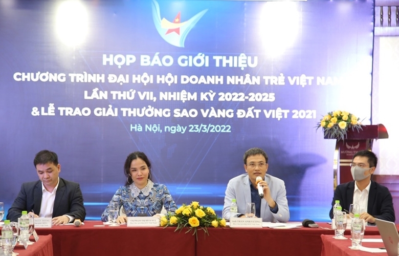 越南青年企业家协会副主席陈英王在新闻发布会上致辞。