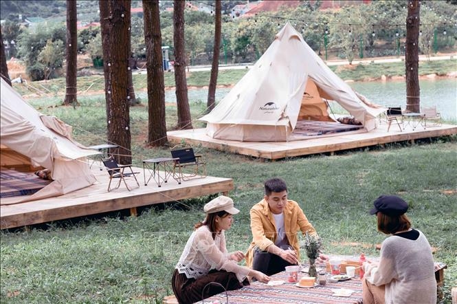 游客们可以在山罗省木州县同桑乡松林安村旅游区露营。