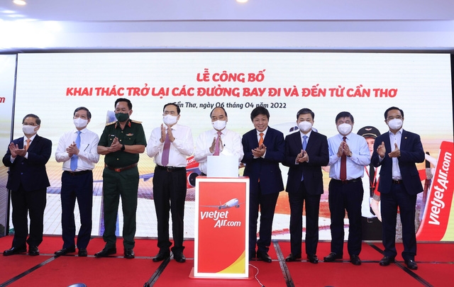 越南国家主席出席往返芹苴市10条航线复航启动仪式。