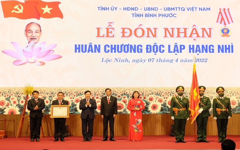 范平明副总理代表党和国家领导向禄宁县裆部、政府和人民授予二等独立勋章。