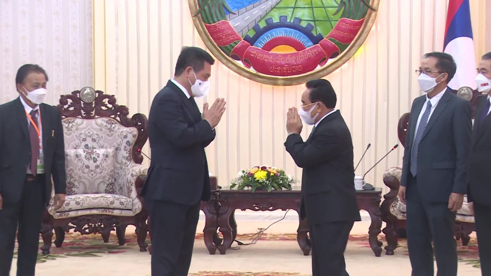 越南工商部部长阮鸿延会见了老挝总理。