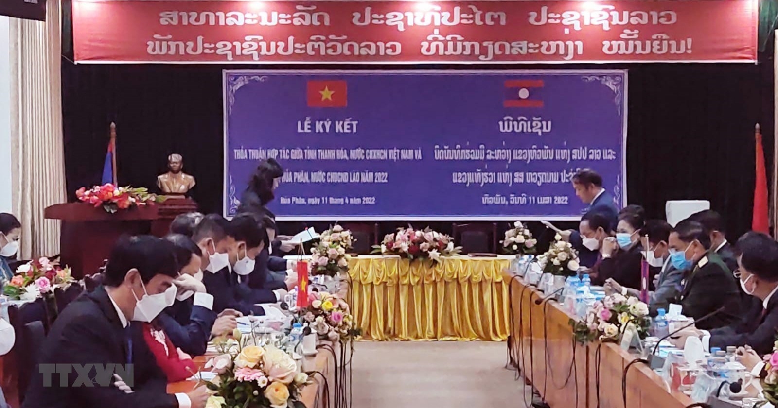 越南清化省与老挝华潘省的合作协议签署仪式。图自越通社