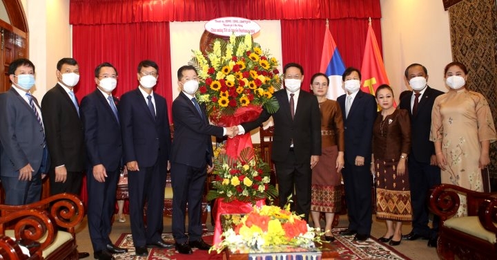 岘港市领导向老挝驻岘港总领事馆全体干部及工作员工致以新年祝福。