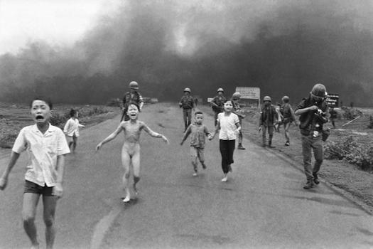 1973 年荣获普利策奖的“凝固汽油弹中的女孩”作品。
