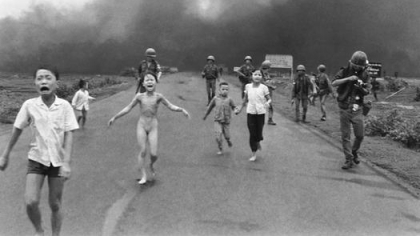 1973 年荣获普利策奖的“凝固汽油弹中的女孩”作品