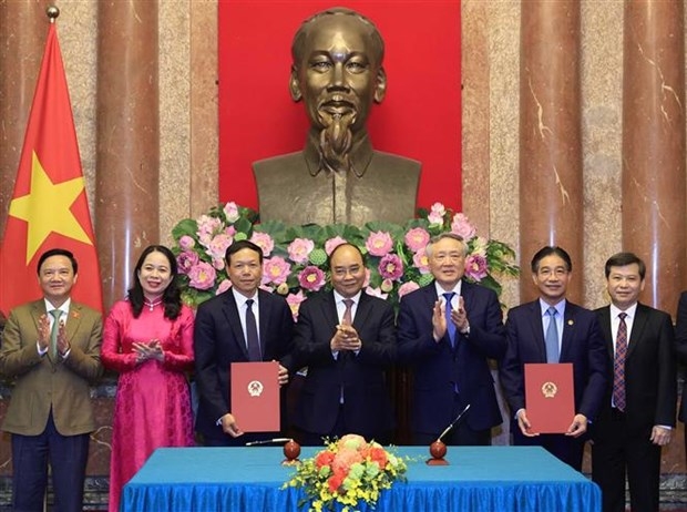 越南国家主席阮春福出席国家主席办公厅与最高人民法院、最高人民检察院协调工作机制签约仪式。