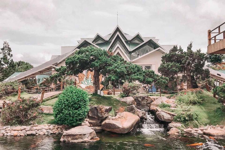 枫叶旅游区占地近5公顷，是一个“虚幻生活”综合体，拥有许多独特的建筑，灵感来自西元文化和极简的日式风格。