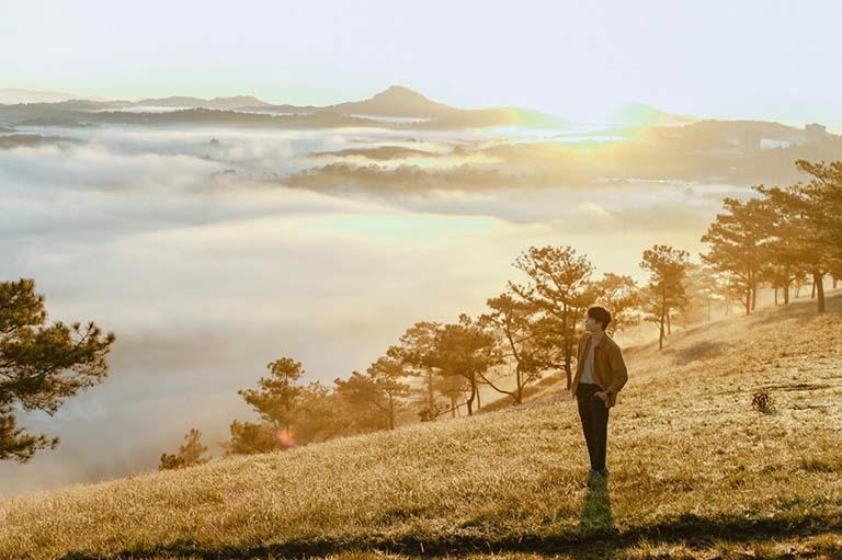 来到天福德山，游客们经常喜欢在著名的孤单松树下打卡，并欣赏日落美景。
