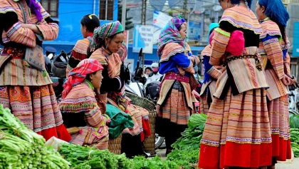 春节期间 白赫蒙族妇女和高原少数民族同胞的美丽服饰增添了春天的色彩