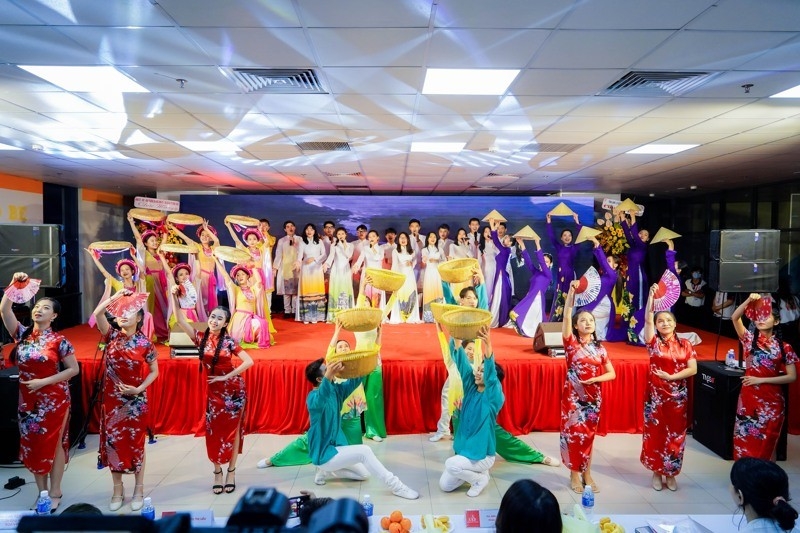 表演充满体现了越中两国的文化色彩。