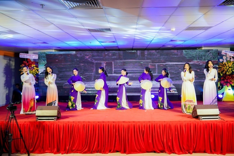 越南传统衣服——奥黛出现在表演节目中。