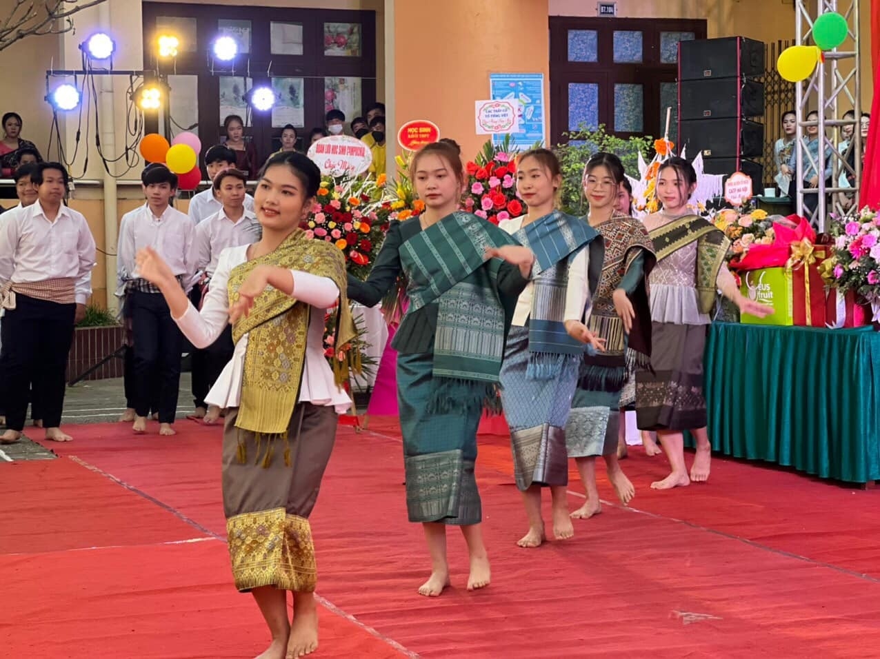 80号友谊学校的老挝留学生庆祝老挝传统新年。