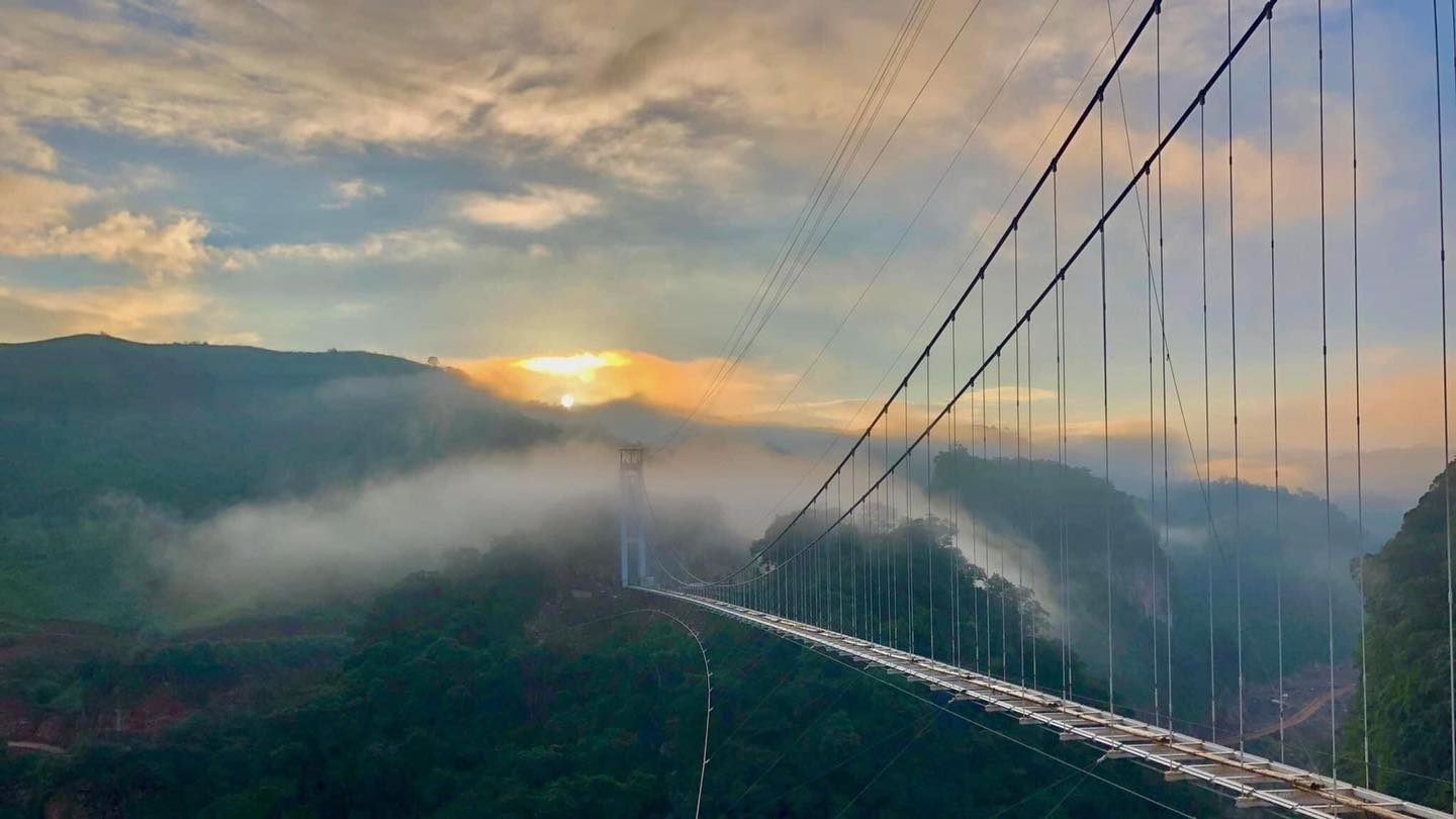 白龙玻璃桥建在越南西北山区现有的自然地形之上。