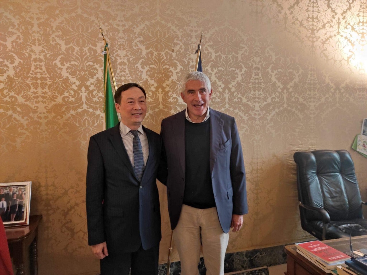 越南驻意大利大使杨海兴会见了议会联盟（IPU）意大利友好议员小组主席和议会联盟名誉主席-意大利参议院对外委员会原主席皮尔·费迪南多·卡西尼。