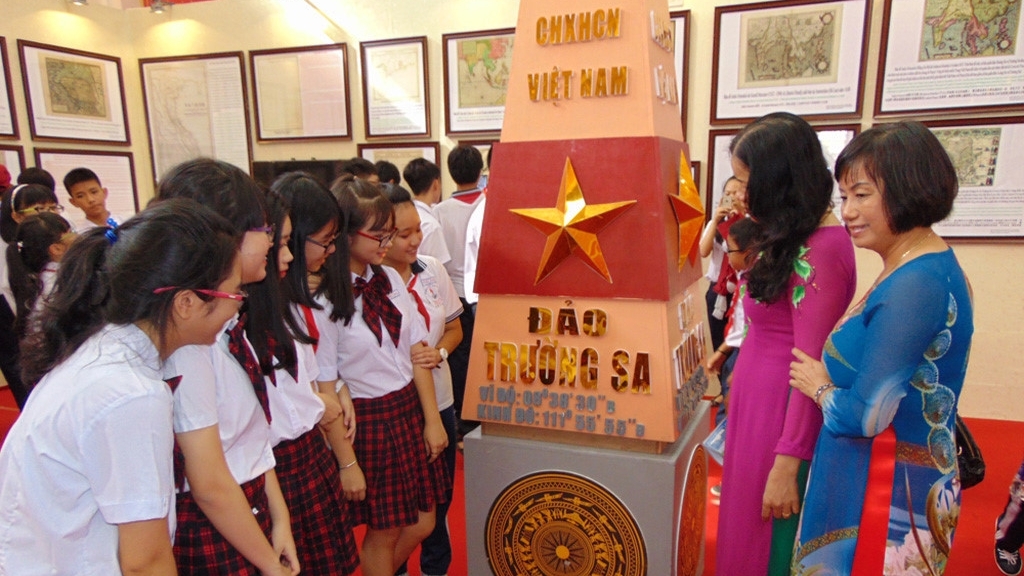 展示关于黄沙群岛和长沙群岛资料活动在越南北江省举行