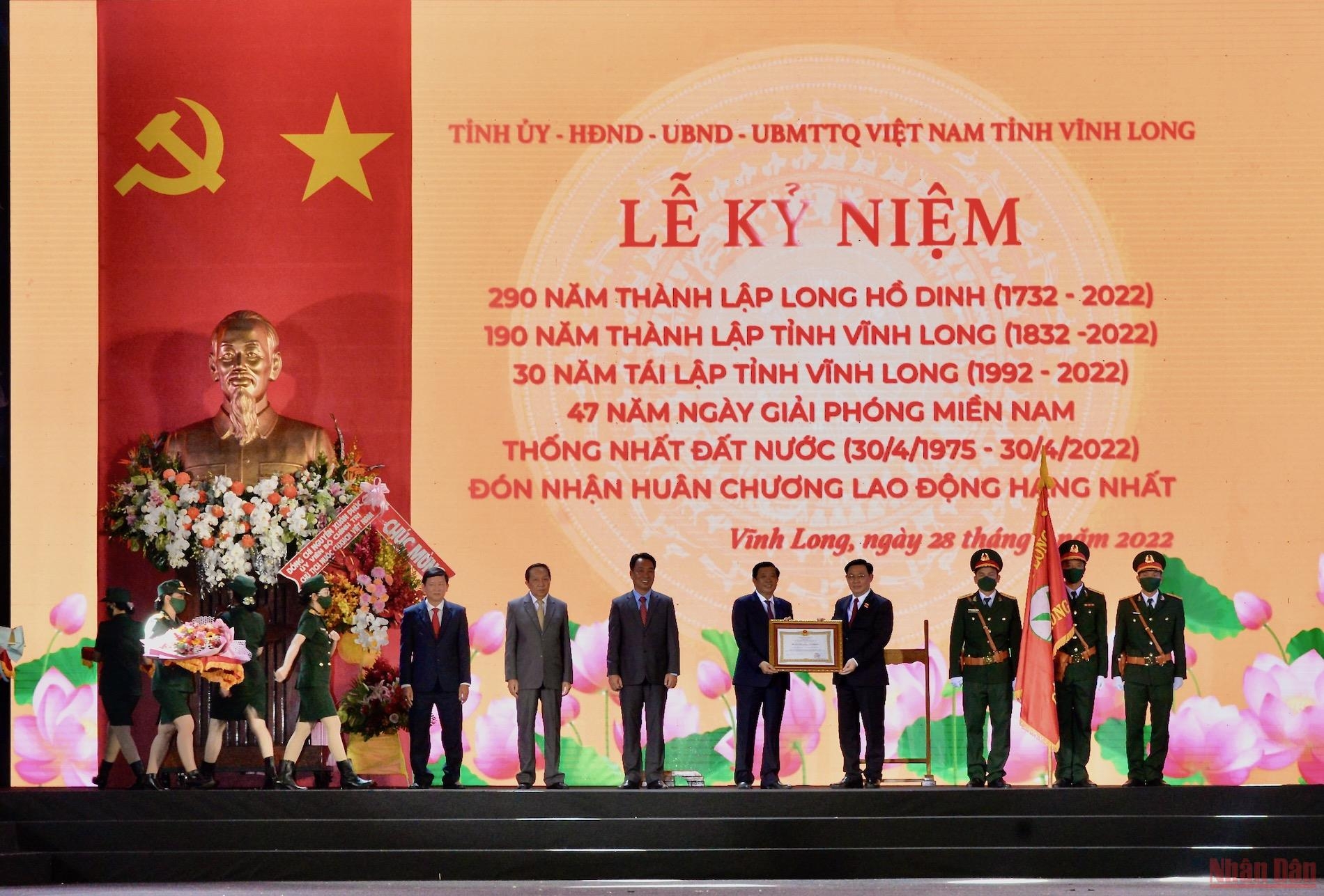 国会主席王廷惠出席龙湖营成立290周年、永隆省成立190周年、永隆省重设30周年庆典。