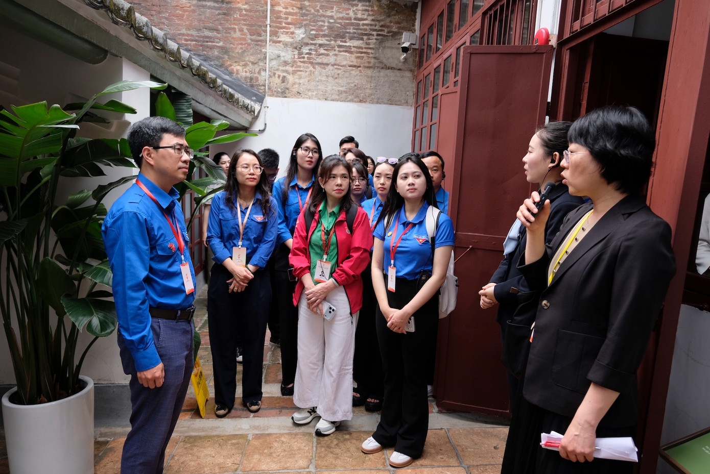 代表们在越南青年革命同志会总部旧址纪念馆聆听讲解。 代表们在越南青年革命同志会总部旧址纪念馆聆听讲解。