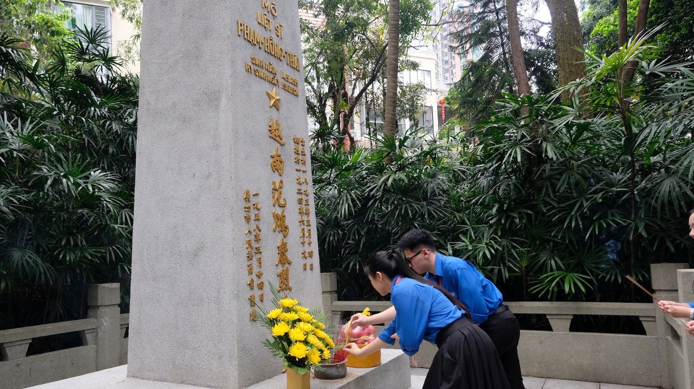 越南青年在中国广州参观“红色地址”时深受触动