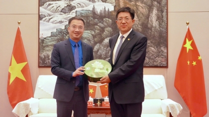 传承“红色基因” 夯实越中青年友谊基础